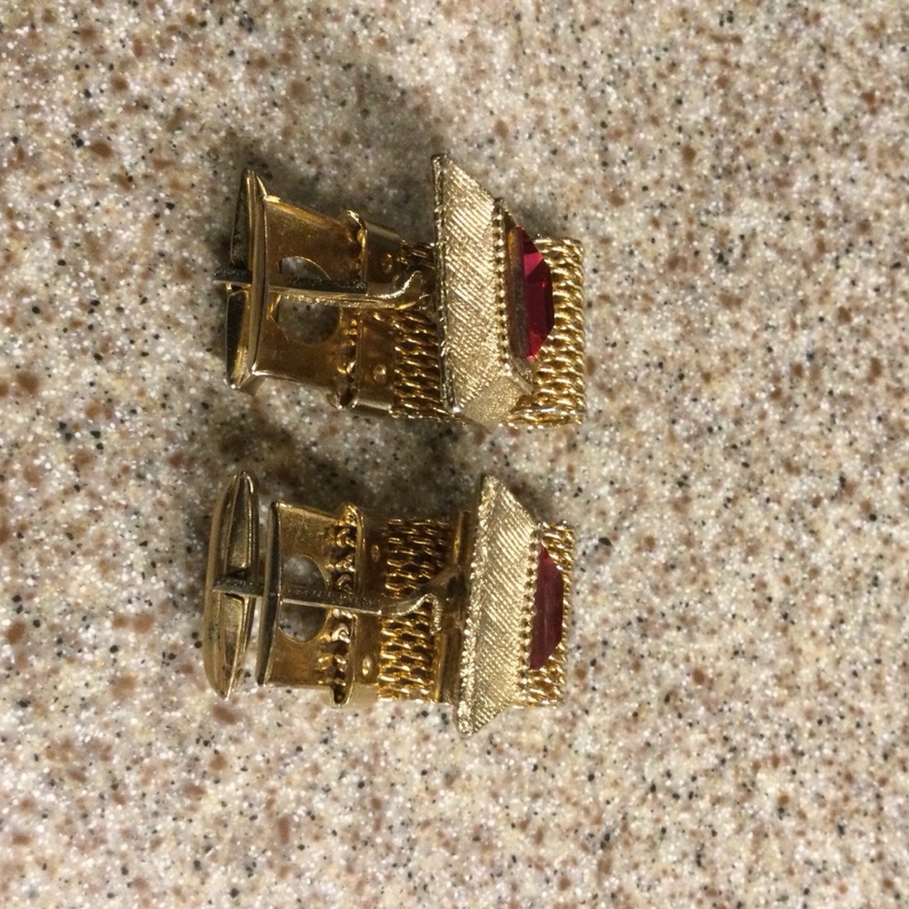 Vintage-Man’s Gold-Tone Mesh Cuff Links with Red Square Gem - Picture 4 of 4